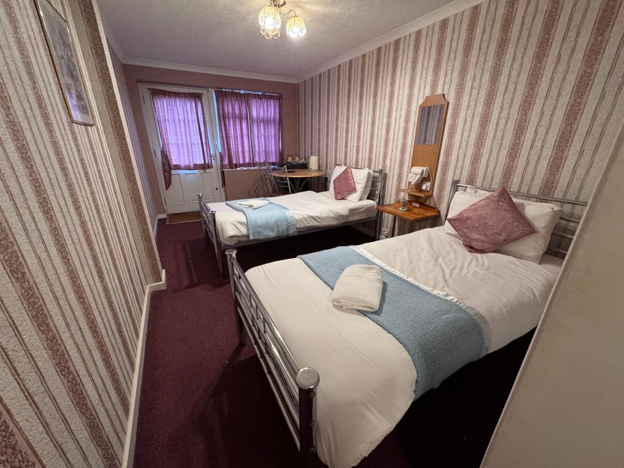 All Seasons Gatwick Guest House & Parking هورلي المظهر الخارجي الصورة
